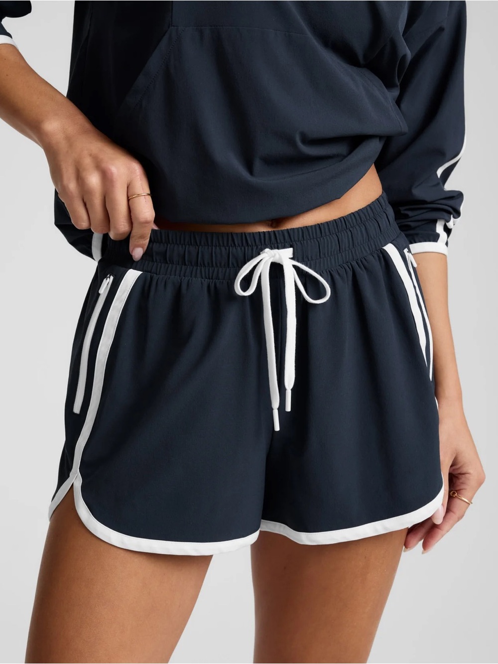 Beyond Yoga Stretch Woven The Course 2.5” Shorts XS Nocturnal Navy/ White